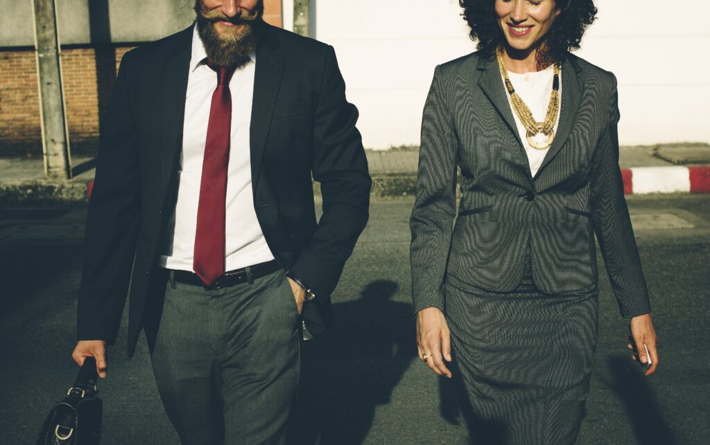 Professionnels échangeant dans un environnement urbain, illustration de la confiance pour un site internet de profession libérale