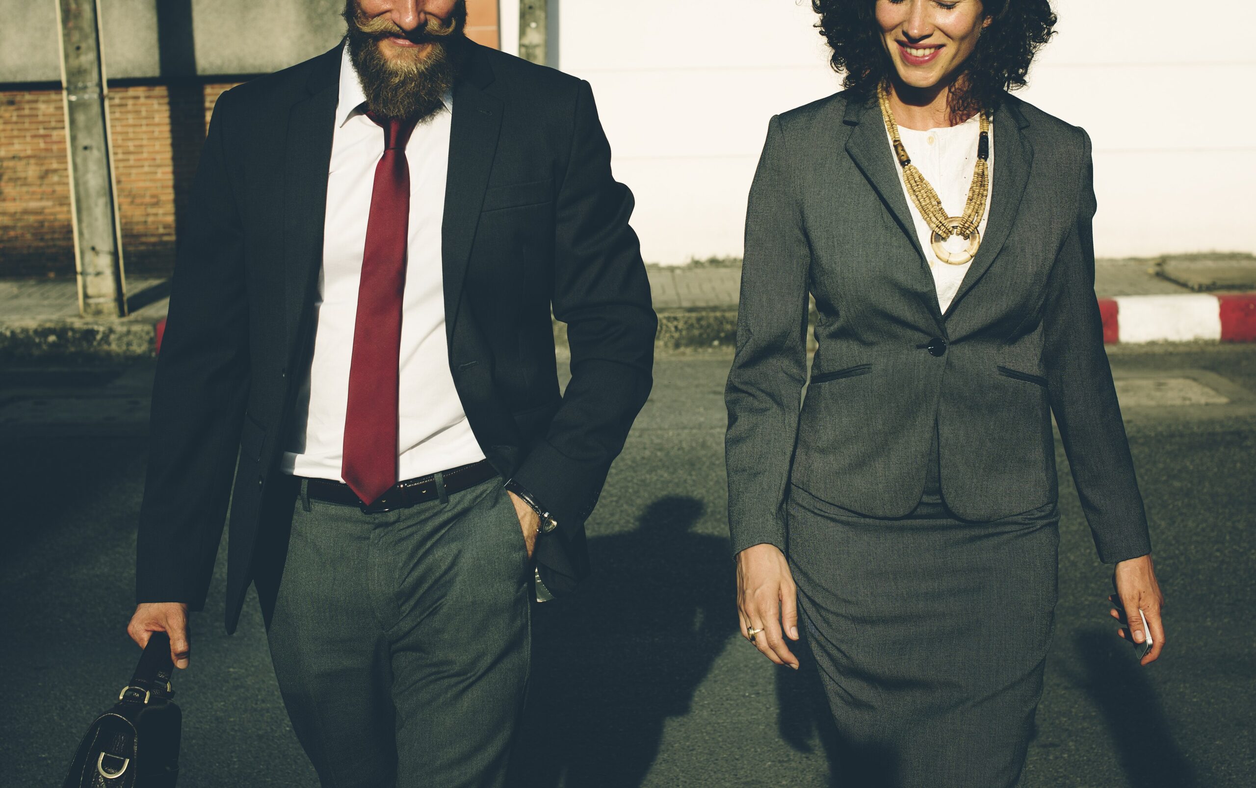 Professionnels échangeant dans un environnement urbain, illustration de la confiance pour un site internet de profession libérale